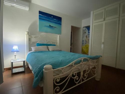 GuancheVilla cerca del Mar的一间卧室配有一张带蓝色棉被的床