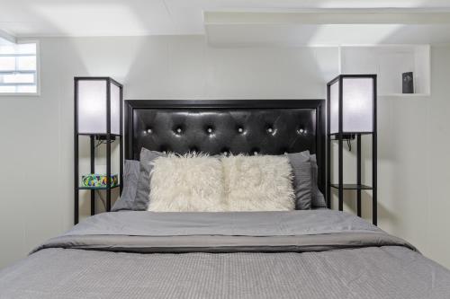 芝加哥Luxury chicago suite的一间卧室配有一张带黑色床头板的床