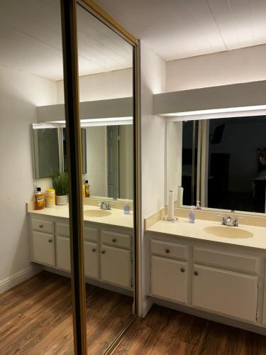 里亚托Private Room with Private Bath的浴室设有2个水槽和2面镜子