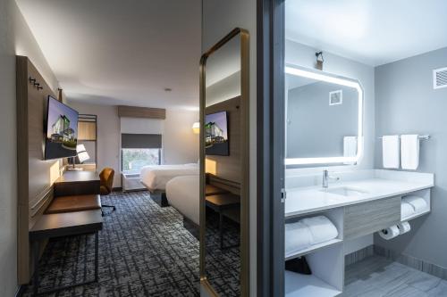 安德森安德森假日酒店的酒店客房设有带水槽的浴室和一张床