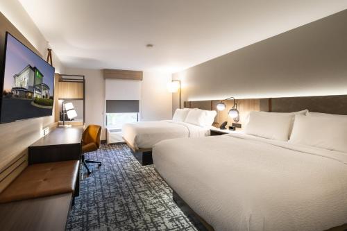 安德森安德森假日酒店的酒店客房配有两张床和一张书桌