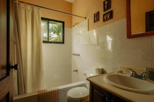 哈拉瓦科阿Villa Ka: Relax with fresh air and mountain view.的一间带水槽、淋浴和卫生间的浴室