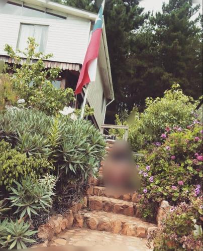 瓦尔帕莱索Hostal Terukita的悬挂在房子前面的旗帜
