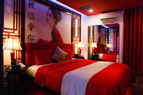 岘港Chiic House 2 - Khách sạn tình yêu的卧室配有红色的床,墙上挂着一幅大画