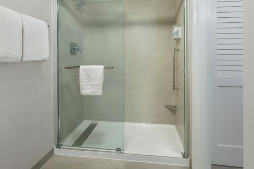 塔里敦威彻斯特县塔里敦万怡酒店的浴室里设有玻璃门淋浴