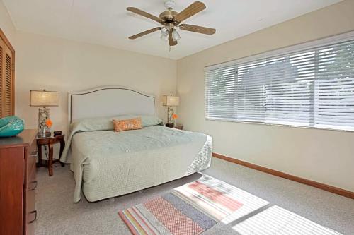 圣奥古斯丁海螺滨海度假村的一间卧室配有一张床和吊扇