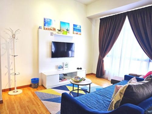 关丹HomeZz Imperium Residence Kuantan Studio Seaview的客厅配有蓝色的沙发和电视