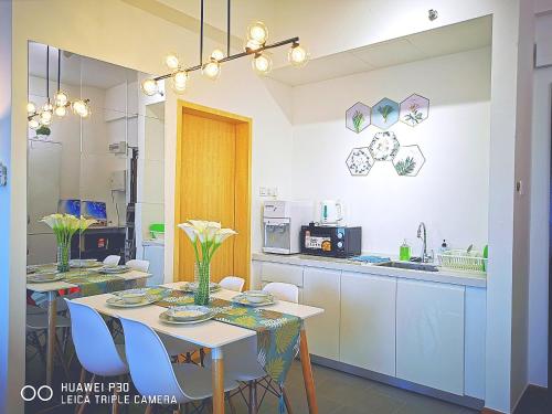 关丹HomeZz Imperium Residence Kuantan Studio Seaview的厨房配有桌椅