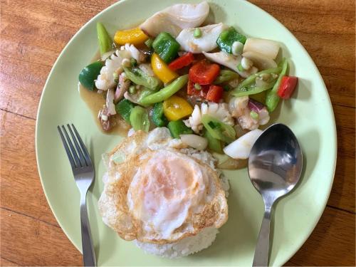 Ban Ao Yaikohkoodfarmstay的含有鸡蛋和蔬菜的食品盘