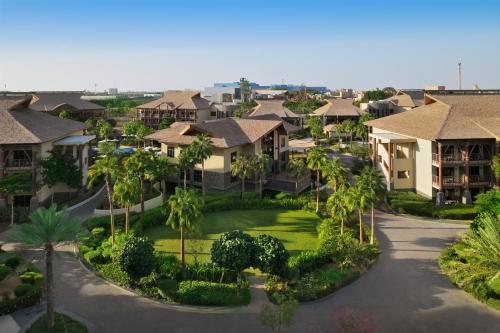 迪拜拉皮塔迪拜主题乐园及度假村 - 万豪酒店&度假村的享有棕榈树和别墅度假村的空中景致
