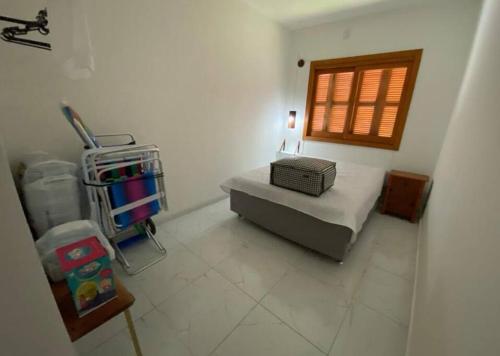 卡庞达卡诺阿Aconchego da praia的一间小卧室,配有床和窗户