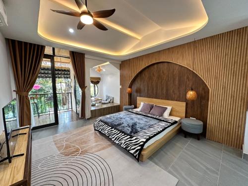 波来古市Gió Homestay - Pleiku的一间卧室配有一张床和吊扇