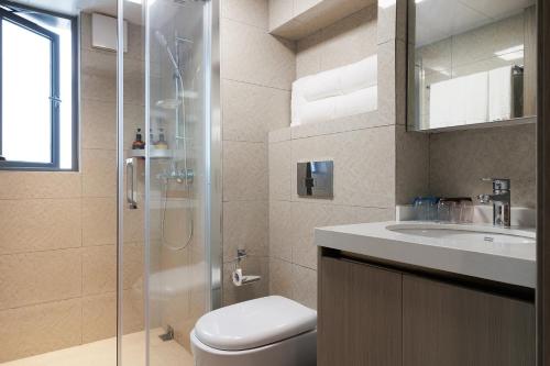 广州東枫酒店公寓（广州金融城三溪地铁站店）的带淋浴、卫生间和盥洗盆的浴室
