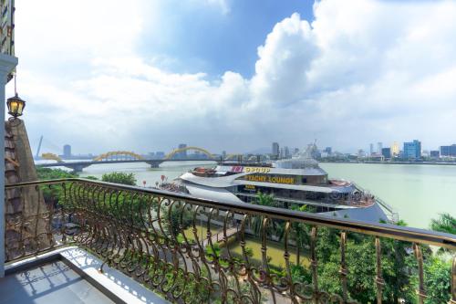 岘港Quang Minh Riverside Hotel Danang的两艘船停靠在河上