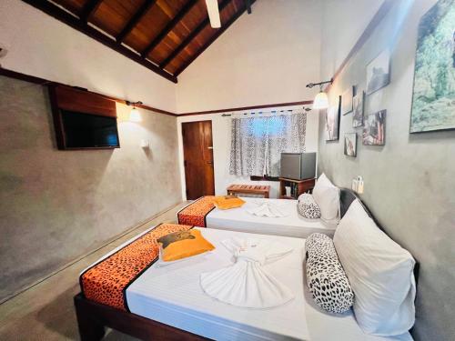 雅拉Yala Leopard Lodge的配有两张床的房间