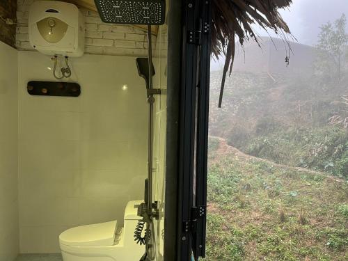 萨帕La Maison SAPA - Bungalows的山景浴室设有卫生间