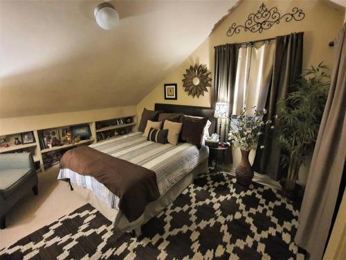 新奥尔良Tropical OASIS Getaway with a Private Pool & Spa的一间卧室配有一张大床和地毯。