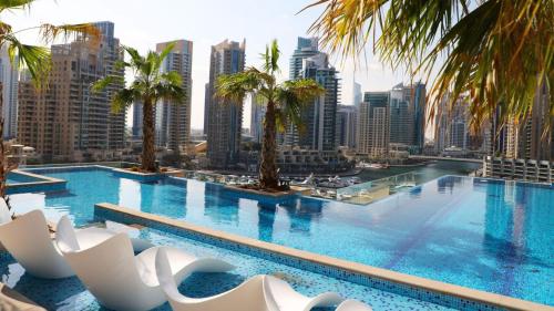 迪拜Jumeirah Marina Gate Residences的一座棕榈树和建筑的大型游泳池