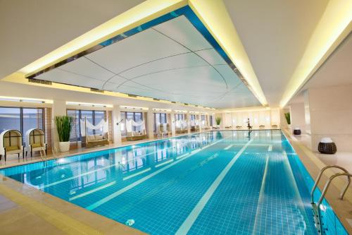 无锡无锡君来洲际酒店的大型游泳池,位于酒店,设有大窗户