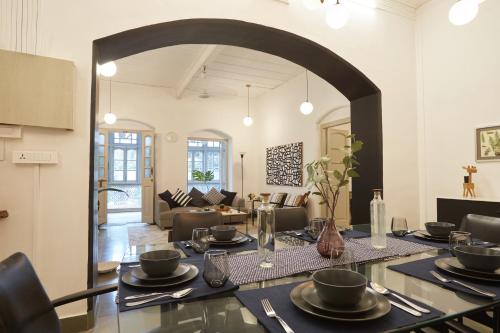 浦那Souzagad - Villa Maria的一间带桌子的用餐室和一间客厅