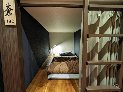 静冈駿府城下町の宿　玉乃屋的一间卧室配有双层床