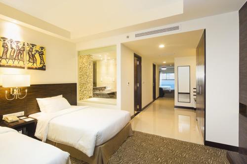 芽庄芽庄哈瓦那酒店的酒店客房带两张床和一间浴室