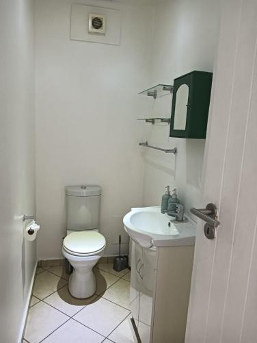 比勒陀利亚612 @ Leisure Bay的白色的浴室设有卫生间和水槽。