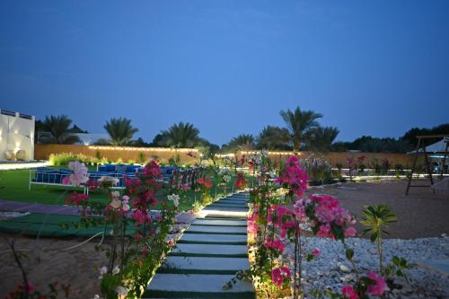 MezairaaDamas Resort的花园中的一个通宵,晚上有鲜花