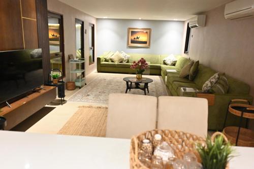 MezairaaDamas Resort的客厅配有沙发和桌子