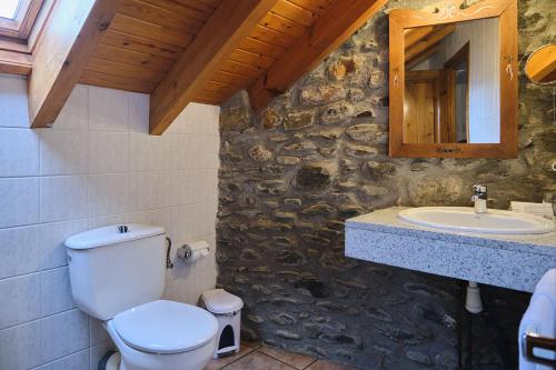 普奇塞达加尔莫如福斯酒店的一间带卫生间和水槽的浴室