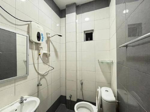 瓜埠VILLA SERI MUTIARA的一间带卫生间和水槽的小浴室