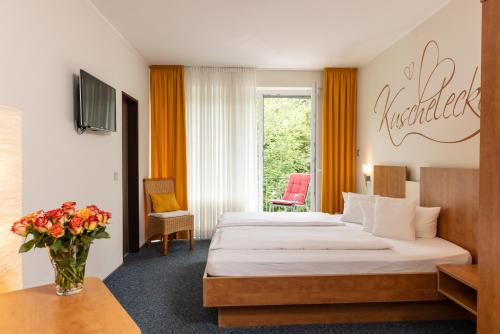 内托芬艾维尔特斯酒店的配有一张床和花瓶的酒店客房