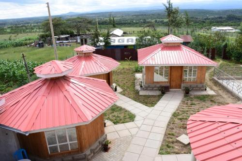 Lamuria FarmSagada Resort Lamuria的两座红色屋顶小建筑的空中景观