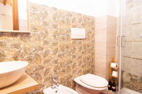 比萨La Locanda Di Giada e Giorgia的一间带卫生间和水槽的浴室