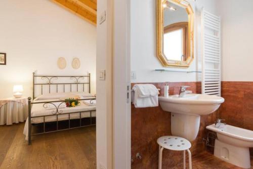 梅斯特一个小号角度假屋的一间带水槽和卫生间的浴室以及一张床