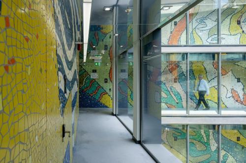 第比利斯Glarros OldTown的建筑墙上的走廊上装饰着色彩缤纷的马赛克
