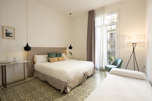 巴塞罗那Forget Me Not Barcelona的酒店客房设有两张床和窗户。