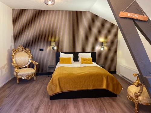 阿尔登堡De Stadspoort appartementen的一间卧室配有一张带黄色枕头和椅子的床
