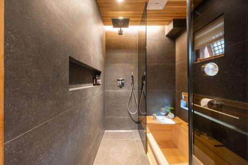 首尔IRIRU Luxury Hanok Stay - Eunpyung Hanok village的带淋浴和盥洗盆的浴室