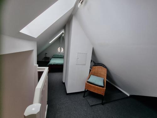 塞尔布Ferienhaus Rosengarten的一间带椅子和床的楼梯间