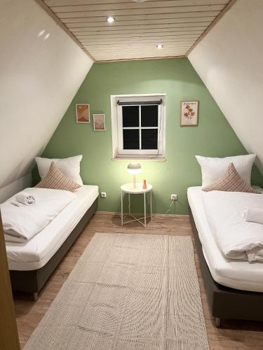 ObereisenheimLilly's Häuschen的绿墙客房的两张床