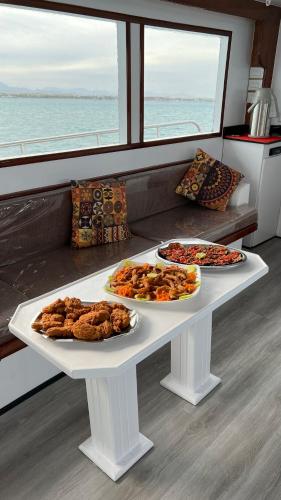 赫尔格达Edan Storm Yacht的船上有三盘食物的桌子