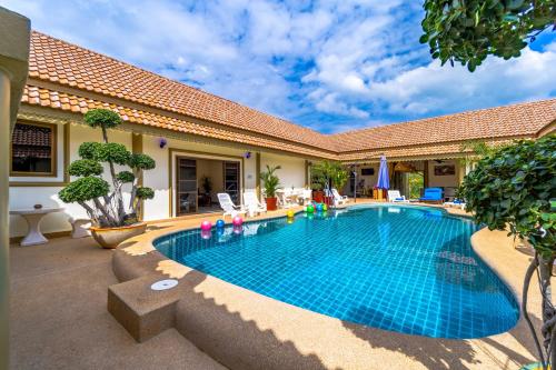 邦萨雷Siam Court Hotel and Resort的一座房子后院的游泳池