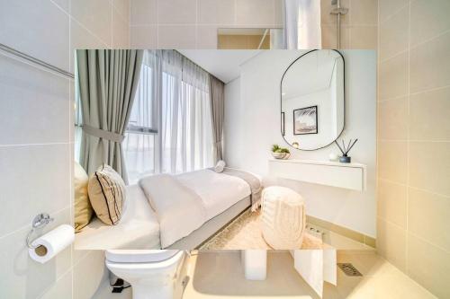 迪拜Livbnb - Elegant 3BR+Maid, Sea View in Bluewaters的浴室设有床、卫生间和镜子