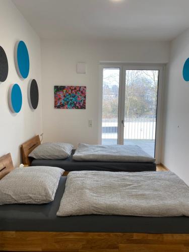 林茨Ebelsberger Terrassen的带窗户的客房内的两张床