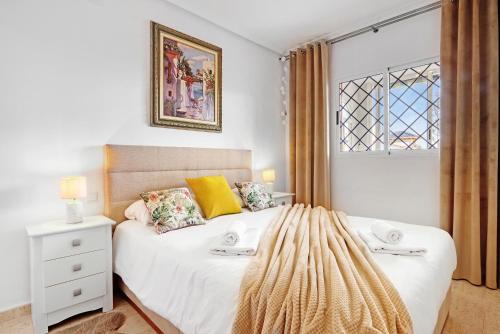 拉马他Parque Mar V的一间卧室设有一张床和一个窗口