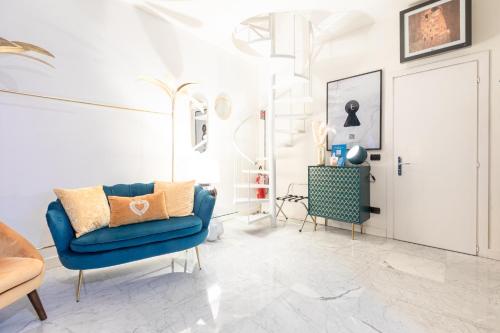 米兰Monte Napoleone Split-level Terrace Apartment - Top Collection的客厅配有蓝色椅子和门