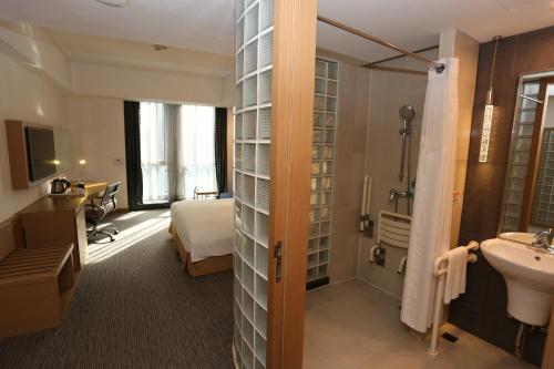 上海上海金沙智选假日酒店的一间酒店客房 - 带一张床和一间浴室