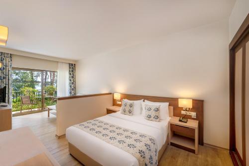 马尔马里斯马尔马里斯拉布兰达马雷斯酒店 的酒店客房设有一张床和一个阳台。