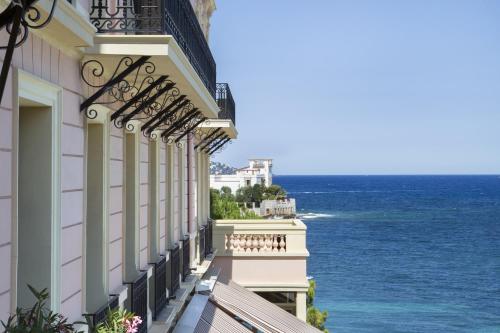 费拉角圣让Hotel Royal-Riviera的带阳台的建筑,可俯瞰大海